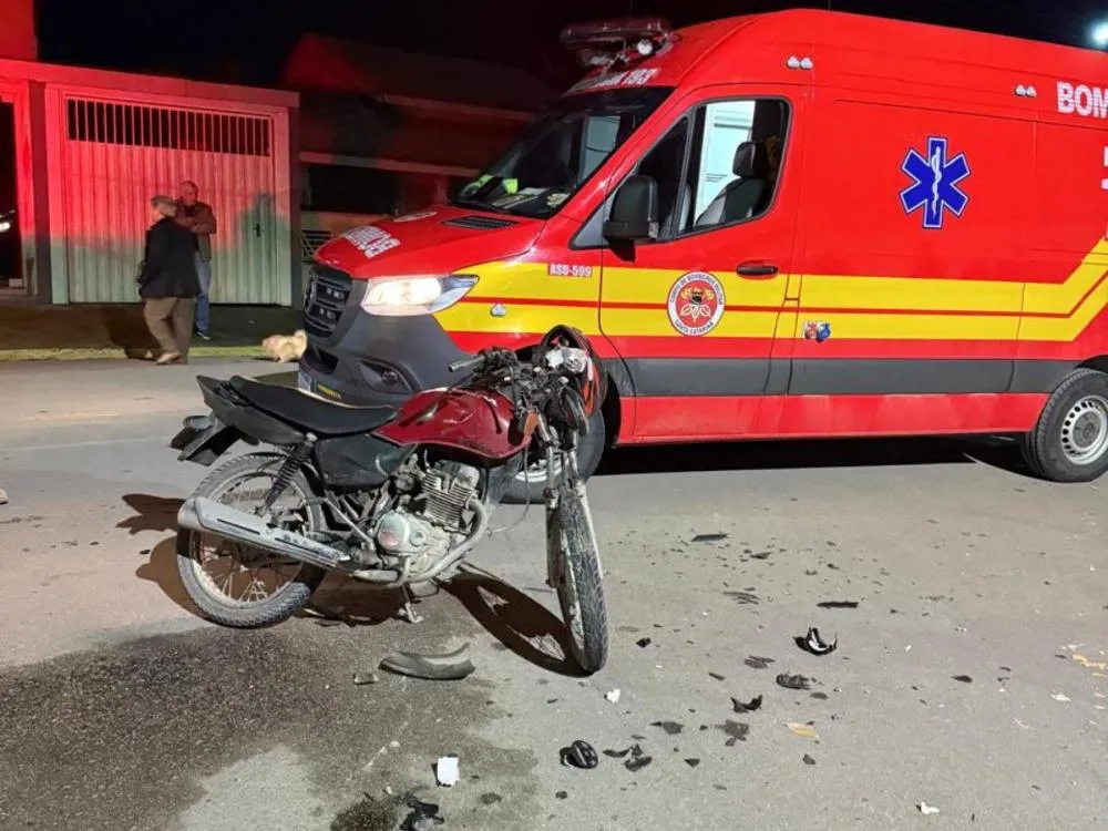Motociclista de 20 anos fica ferido após bater de frente com carro no Alto Vale