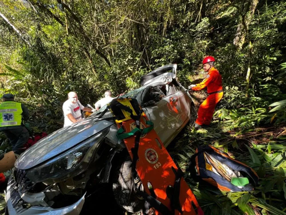 Mãe e filha ficam feridas após carro cair em ribanceira de 20 metros em Botuverá