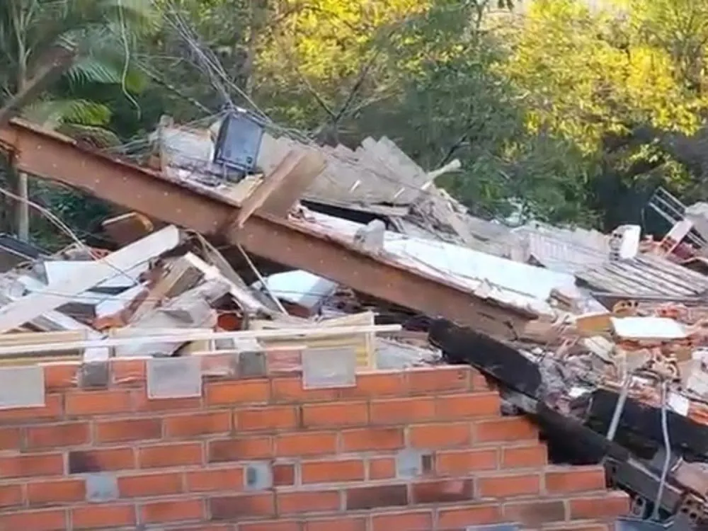 Vídeo: Prédio desaba em Ibirama, deixa jovem ferido e mobiliza força-tarefa com mais de 40 profissionais na ocorrência