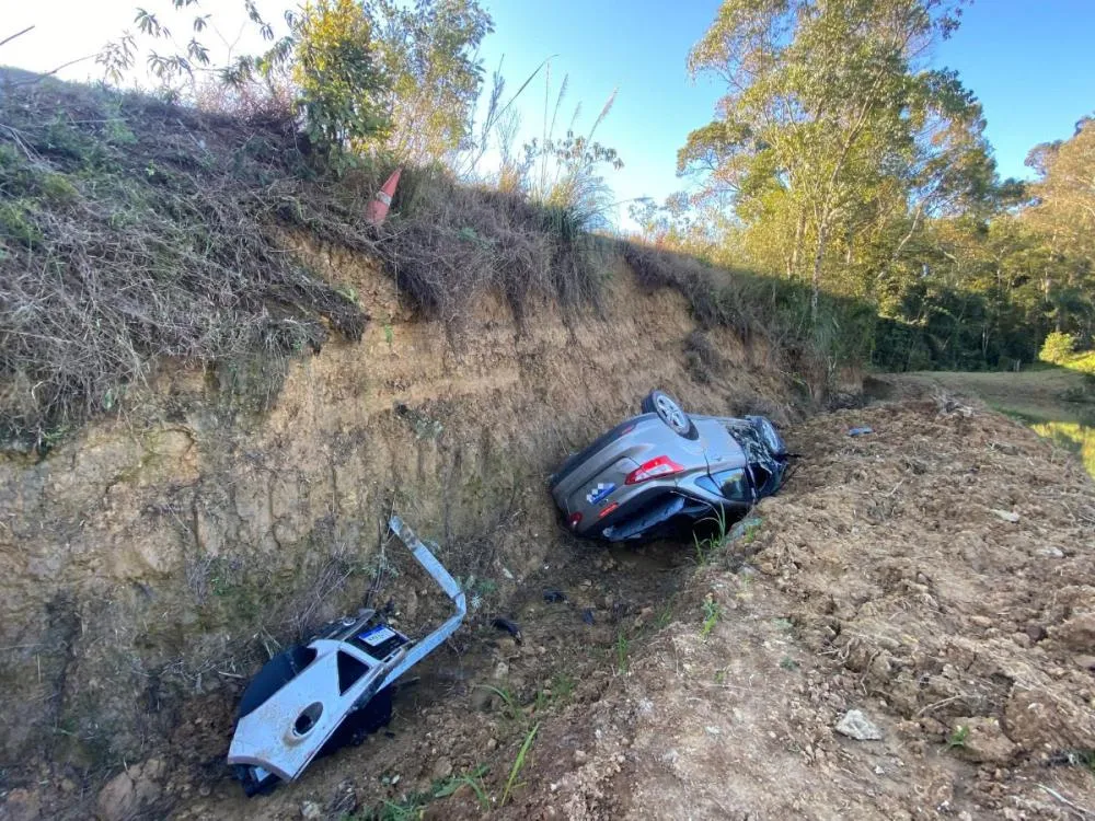 Motorista fica ferido após perder controle do carro, sair da pista e capotar no Alto Vale