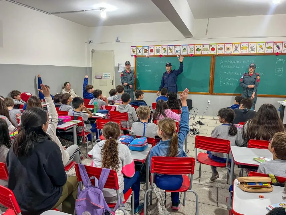 Programa Bombeiro Mirim: alunos de Balneário Camboriú participam de simulado de evacuação de escola