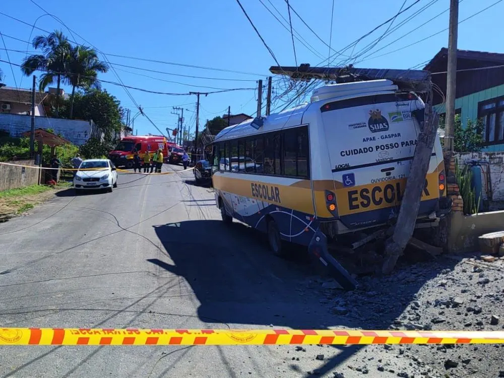 Acidente com micro-ônibus da APAE em Gaspar deixa uma pessoa ferida