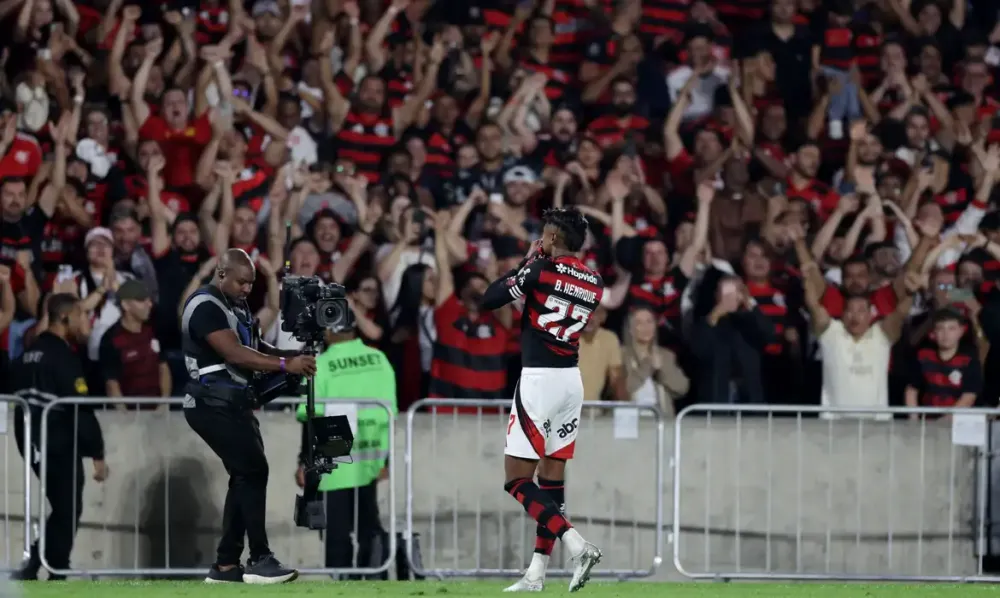 Bruno Henrique marca e Flamengo sai na frente do Inter nas oitavas da Libertadores