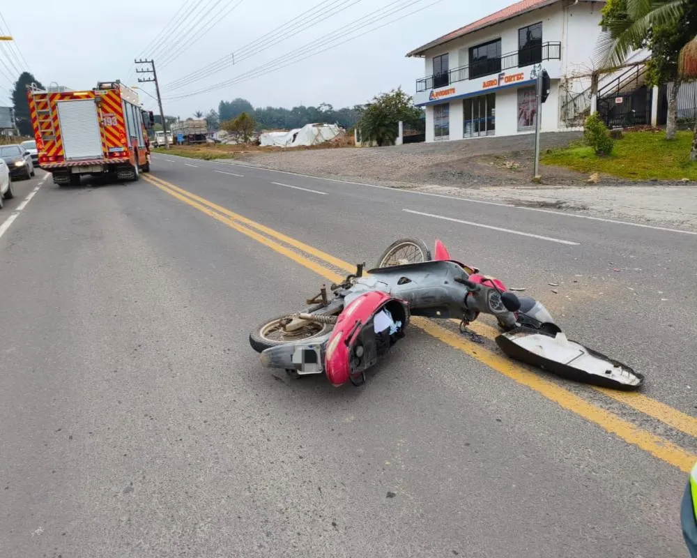 Acidente entre carro e moto deixa motociclista ferido na SC-114, no Alto Vale