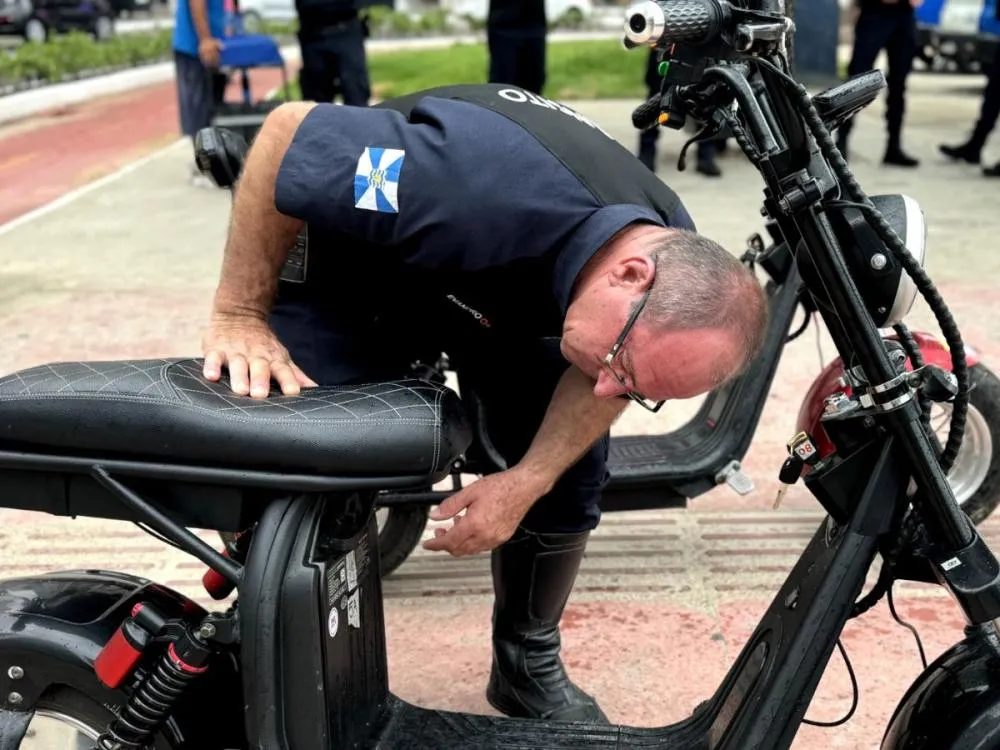 Nova regra em Balneário Camboriú: patinete elétrico só com capacete, luz acesa e limite de velocidade