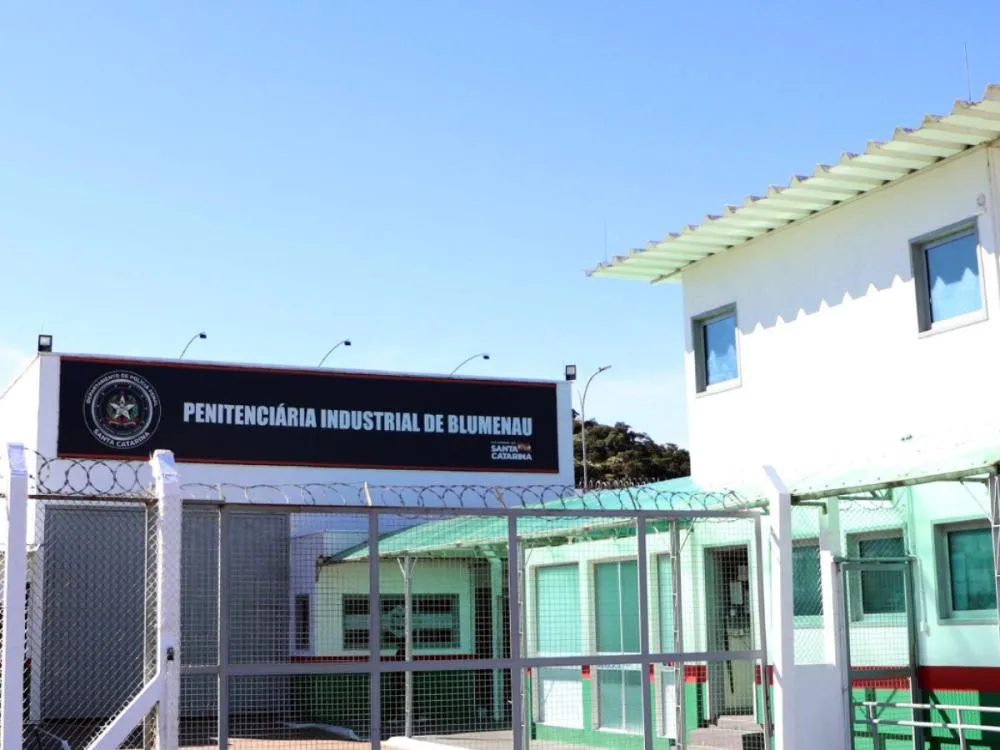 Polícia apura conduta de advogada flagrada em ato íntimo com preso condenado por tráfico em Blumenau