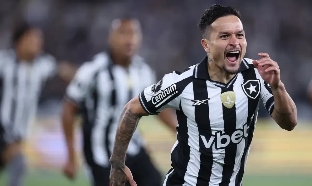Jogando no estádio Nilton Santos, Botafogo vence LDU na Libertadores com gol relâmpago