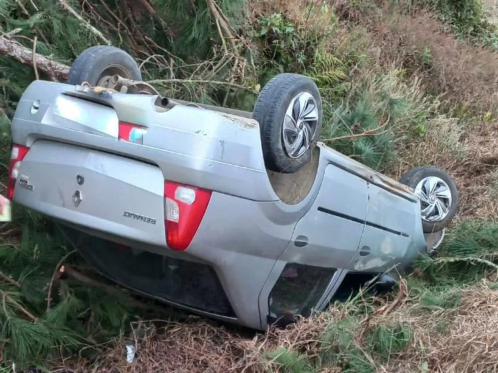 Carro perde controle, sai da pista e capota na SC-350, no Alto Vale