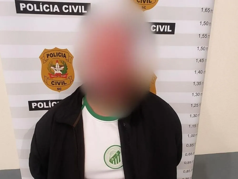 Homem preso em Gaspar admite abusar da enteada de 11 anos em troca de presentes