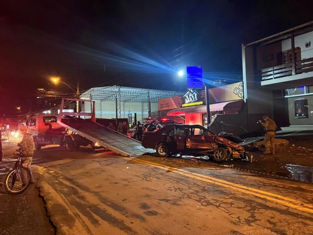 Homem sem habilitação foge da PM, bate o carro e é preso com arma ilegal em Blumenau