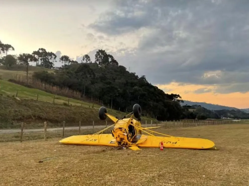 Avião de pequeno porte cai em Bom Retiro, na Serra de SC, e deixa um morto e uma mulher em estado grave