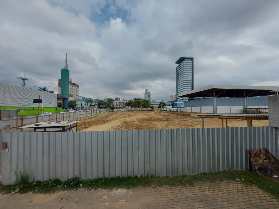 Obra do futuro Centro de Convenções de Blumenau segue parada e sem prazo para retomada