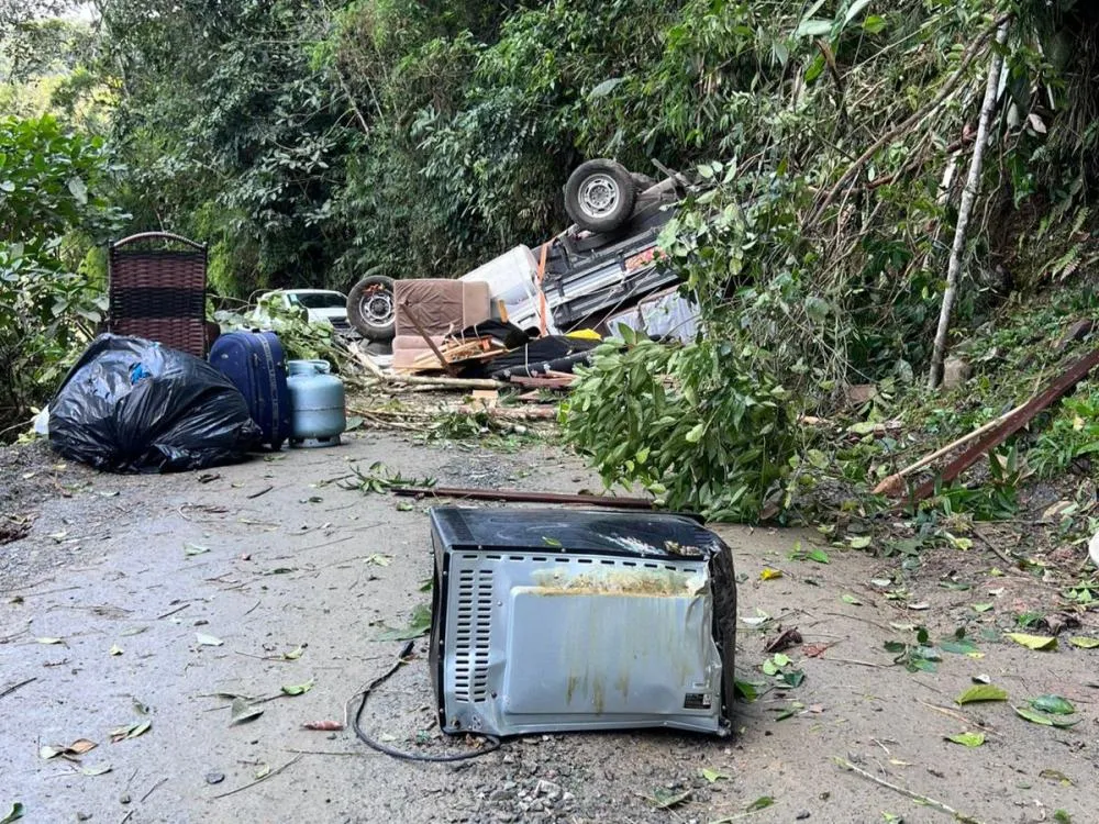 Motorista perde o controle de caminhonete carregada com mudança e fica ferido em Blumenau