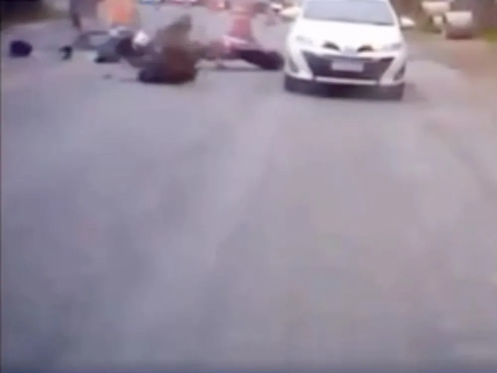 Vídeo flagra momento de acidente em Blumenau que deixou motociclista morto