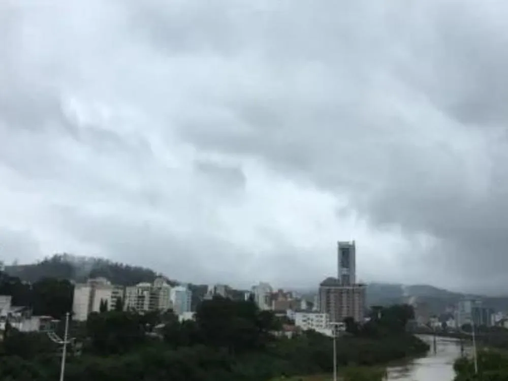 Ciclone extratropical traz ventos fortes, chuva e risco de temporais em Santa Catarina nesta semana