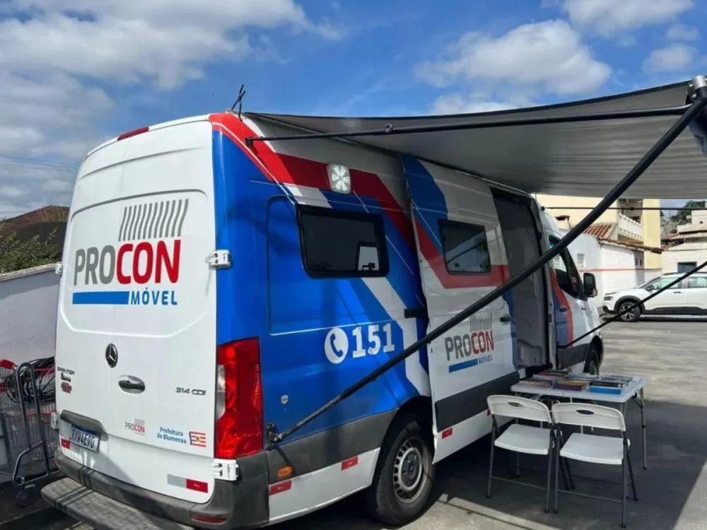 Procon Móvel atende moradores da Vila Itoupava, em Blumenau, nesta quarta-feira