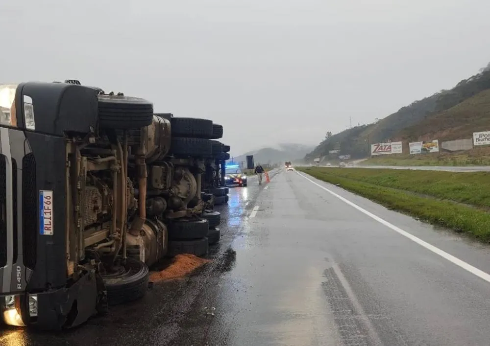 Carreta tomba após motorista passar mal na BR-470 em Gaspar