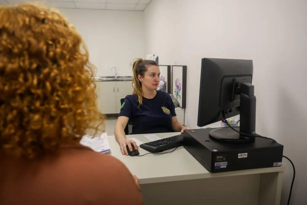 Ação da Polícia Científica de SC orienta mulheres sobre preservação de provas e rede de apoio após violência