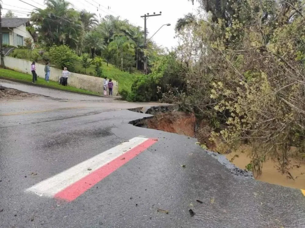 Moradores de Blumenau reclamam do atraso na recuperação da rua Arnold Hemmer, quase dois anos após deslizamento