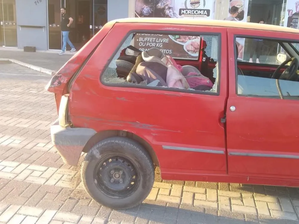 Caminhão bate em carro e mobiliza bombeiros no Alto Vale; mãe e filho são levados ao hospital