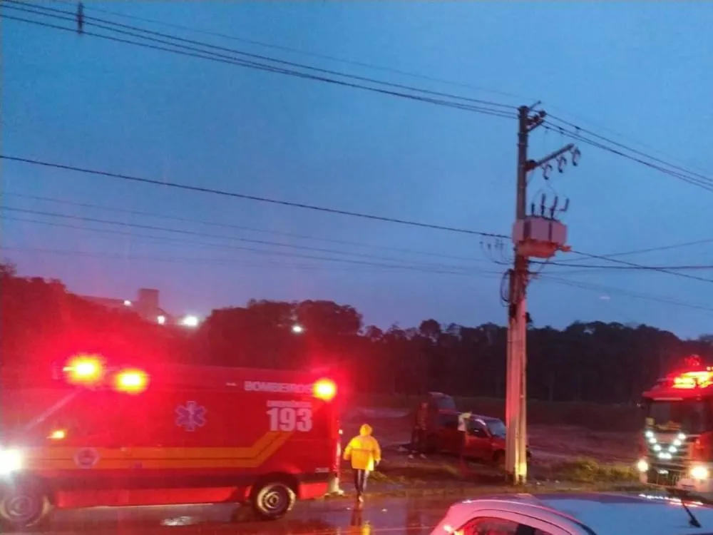 Motorista fica ferido após perder controle do carro e bater em poste em Brusque
