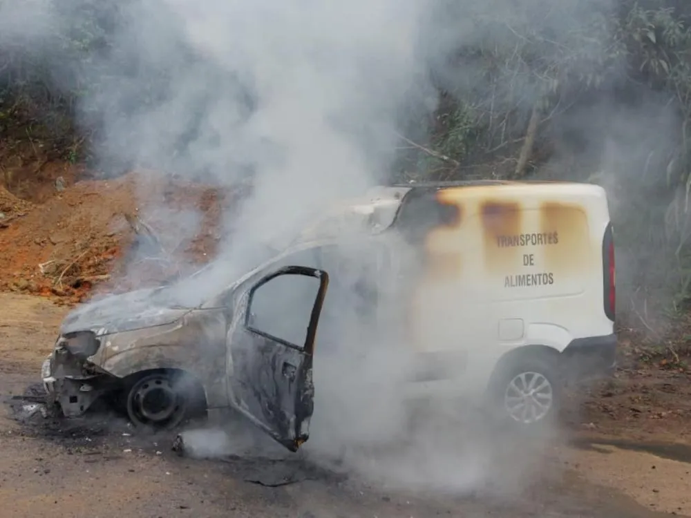 Carro pega fogo em Blumenau e motorista escapa sem ferimentos