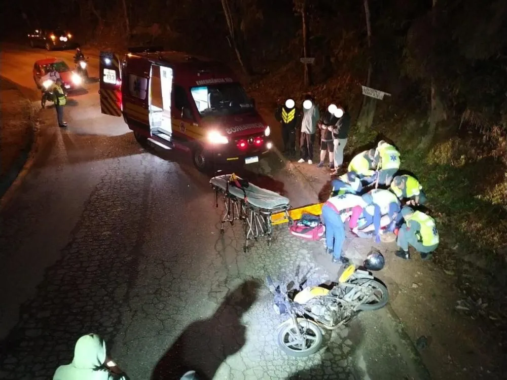 Motociclista fica ferido após acidente com dois carros em Brusque