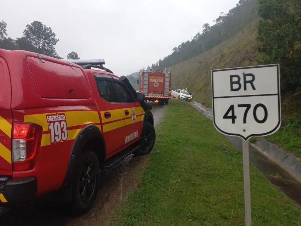 Mulher fica ferida após sair da pista e bater contra barranco na BR-470 em Gaspar