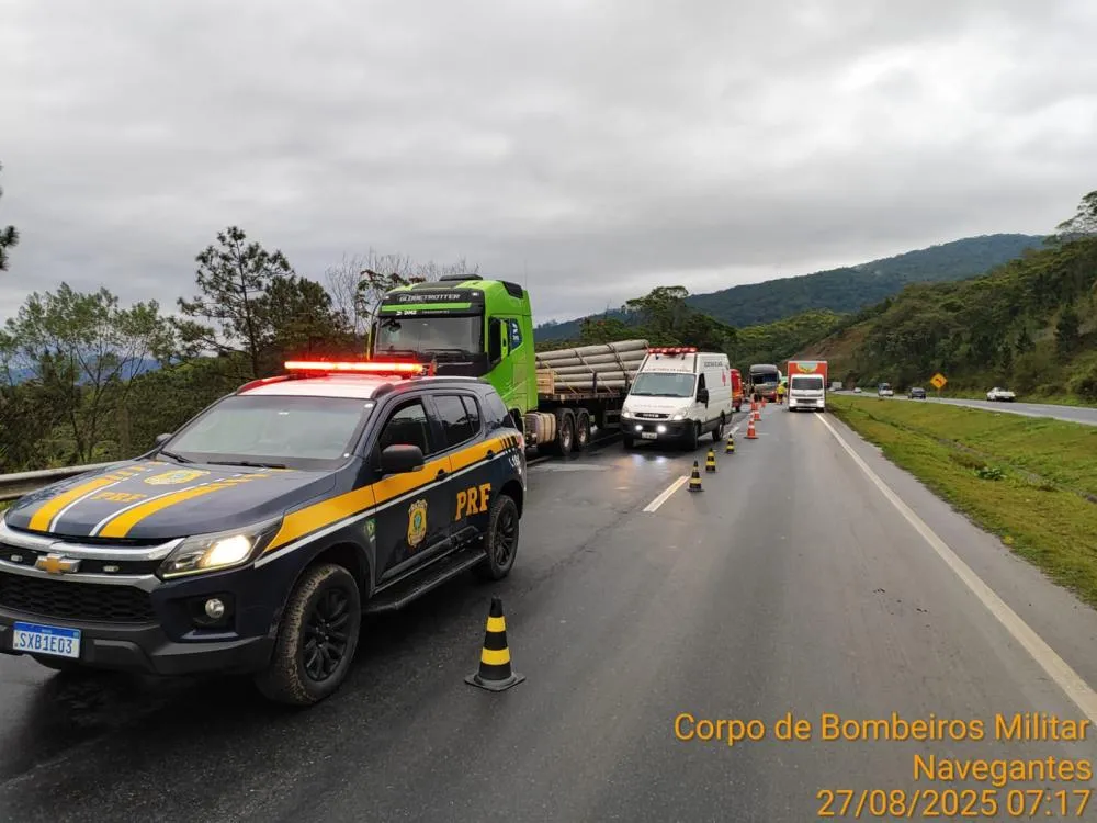 Bombeiros atualizam informações sobre acidente entre ônibus e carreta na BR-470, em Ilhota; veja fotos 