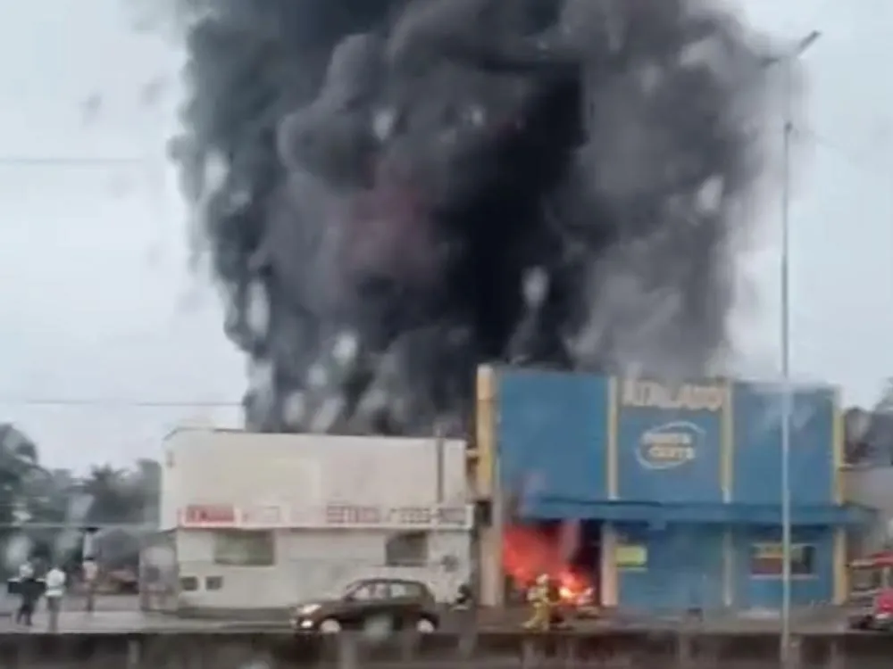 Incêndio destrói galpão às margens da BR-470, em Indaial