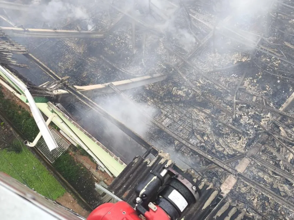 Incêndio mobiliza mais de 60 profissionais em incêndio que destruiu galpão em Indaial