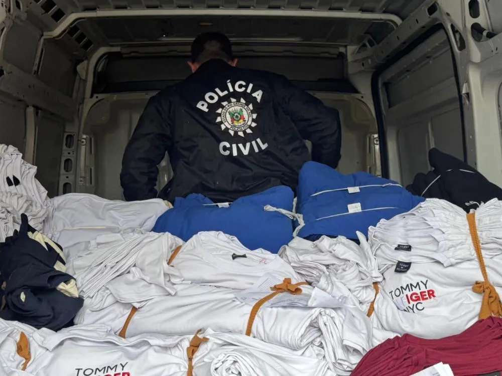 Operação em Brusque apreende 45 mil peças de roupas e calçados piratas
