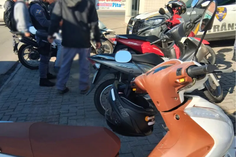 Itajaí: Mais de 50 motoristas são multados por usar ciclofaixas irregularmente