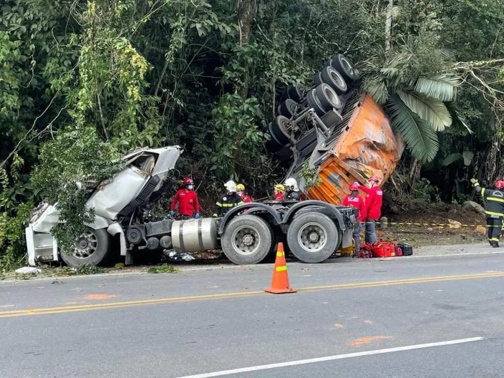 Cabine de carreta fica totalmente destruída e motorista morre em acidente entre Pomerode e Jaraguá do Sul
