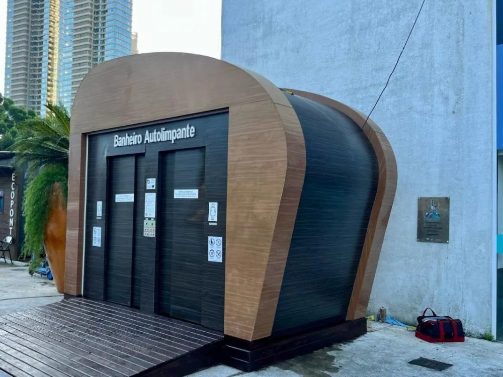 Balneário Camboriú inicia reforma dos banheiros autolimpantes com foco na temporada de verão