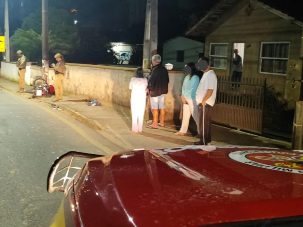 Motociclista fica ferido após bater contra poste em Gaspar na madrugada deste sábado