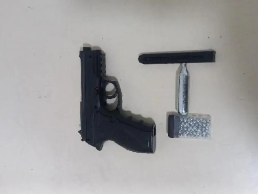 Homem é preso após ameaçar adolescentes com arma falsa em Blumenau