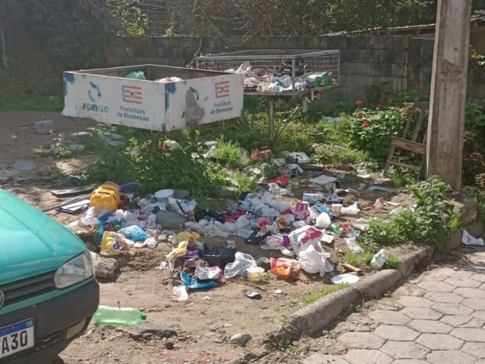 Moradores da Ponta Aguda, em Blumenau, denunciam descarte irregular e cobram ajuda da Prefeitura por solução urgente