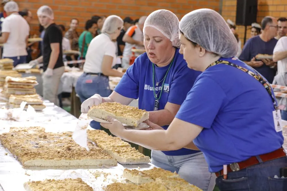 Blumenau 175 anos: Vila Itoupava quebra recorde com cuca gigante e mantém tradição com desfile; veja fotos