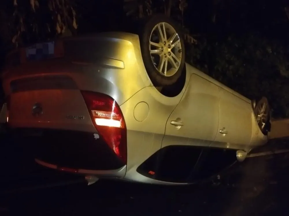 Carro capota após motorista perder controle na SC-110, entre Pomerode e Jaraguá do Sul