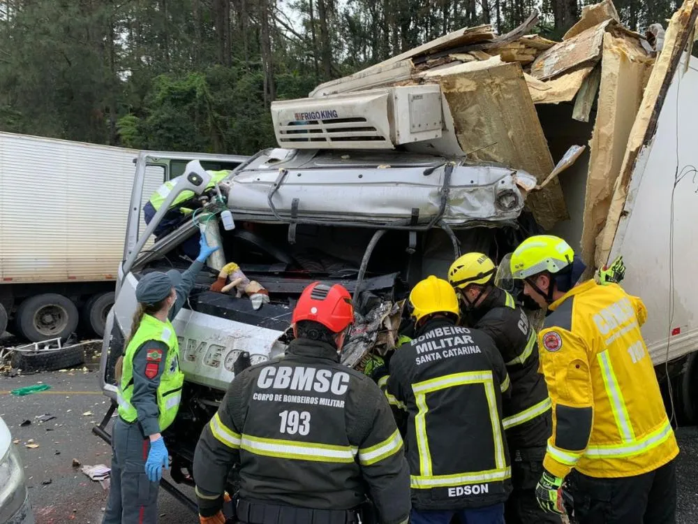 Batida entre caminhões na BR-470 deixa motorista ferido e preso às ferragens