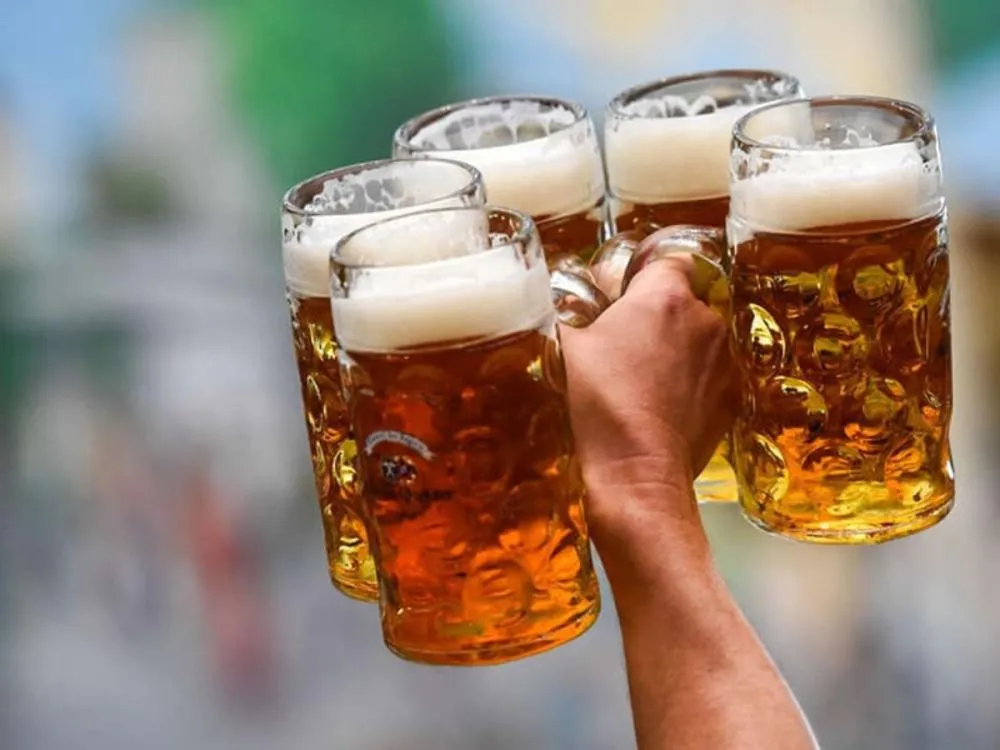 Feriado em Blumenau tem plantão de contratação para atendentes de bar na Oktoberfest; saiba como participar