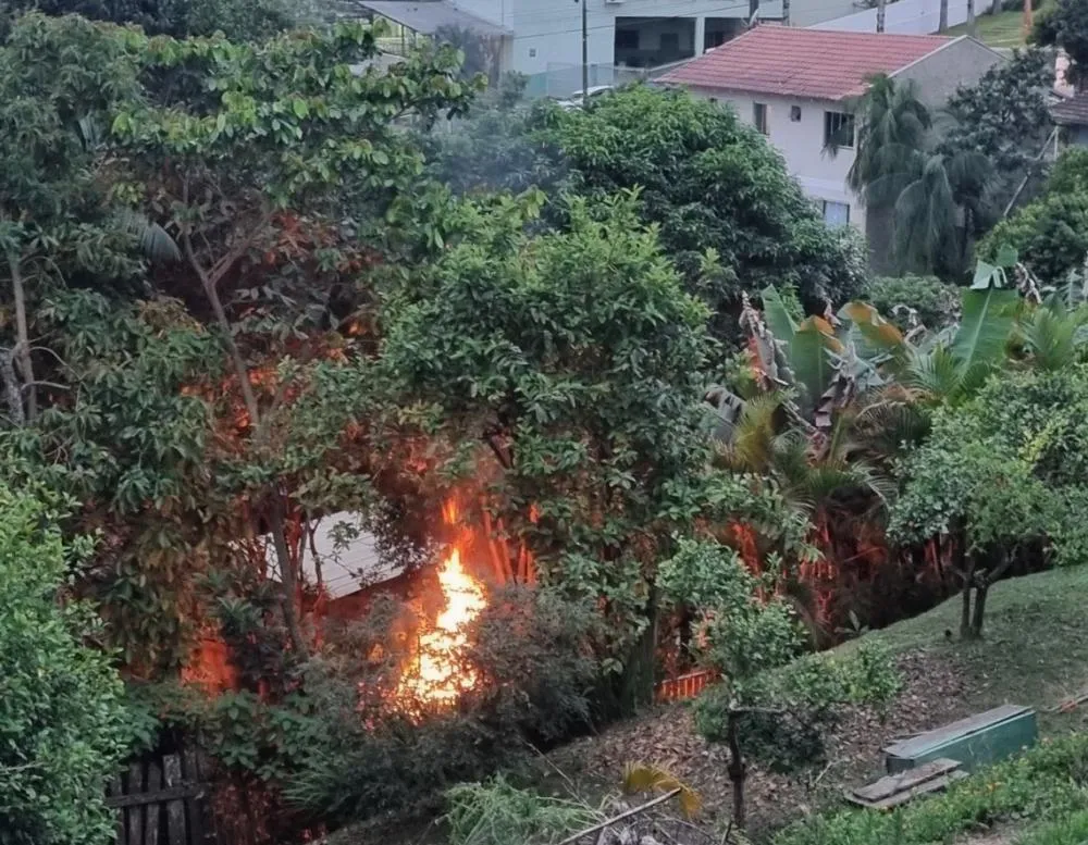 Queima de lixo em Rio do Sul pode resultar em multa de mais de R$ 2 mil, reforça prefeitura