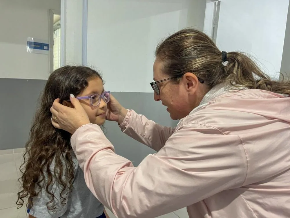 Alunos de Balneário Camboriú recebem óculos de graça em ação para garantir saúde e melhorar aprendizado