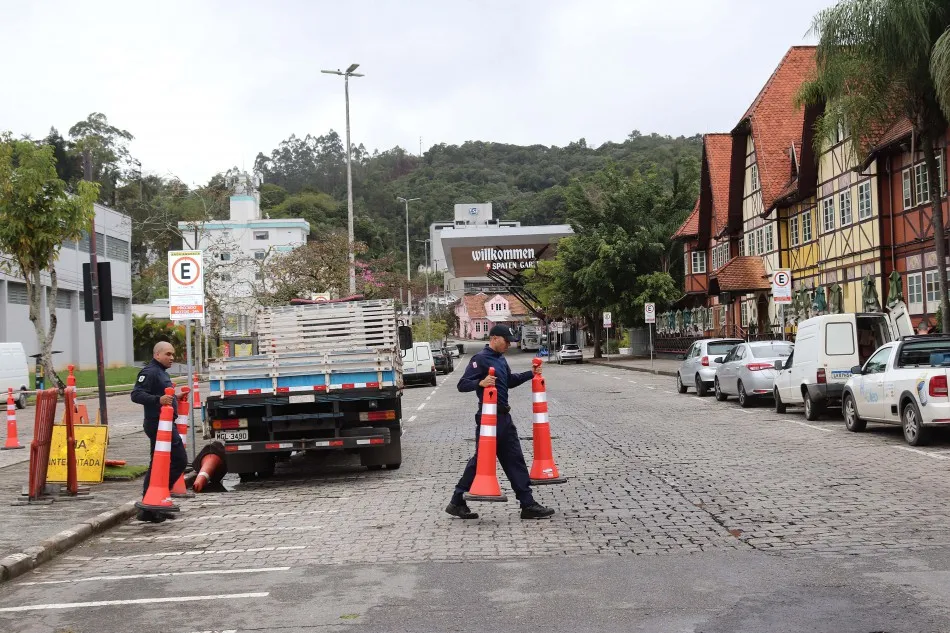 Montagem da Oktoberfest interdita trecho da Rua Alberto Stein até novembro em Blumenau