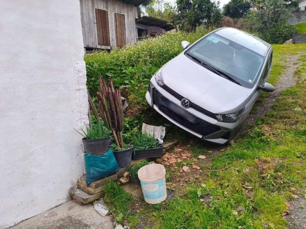 Idosa fica presa em carro após saída de pista e é socorrida por bombeiros no Alto Vale