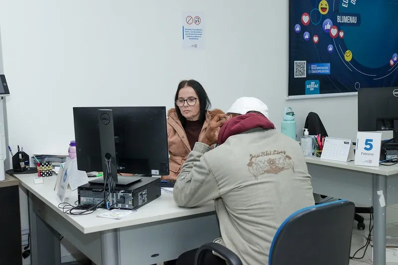 Praça do Empreendedor em Blumenau orienta MEIs sobre regularização fiscal e renegociação de dívidas