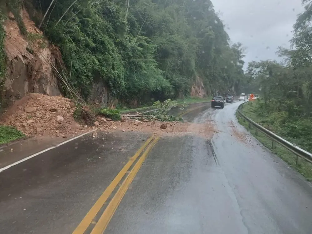 Deslizamento de terra interdita parcialmente a BR-470 em Ibirama