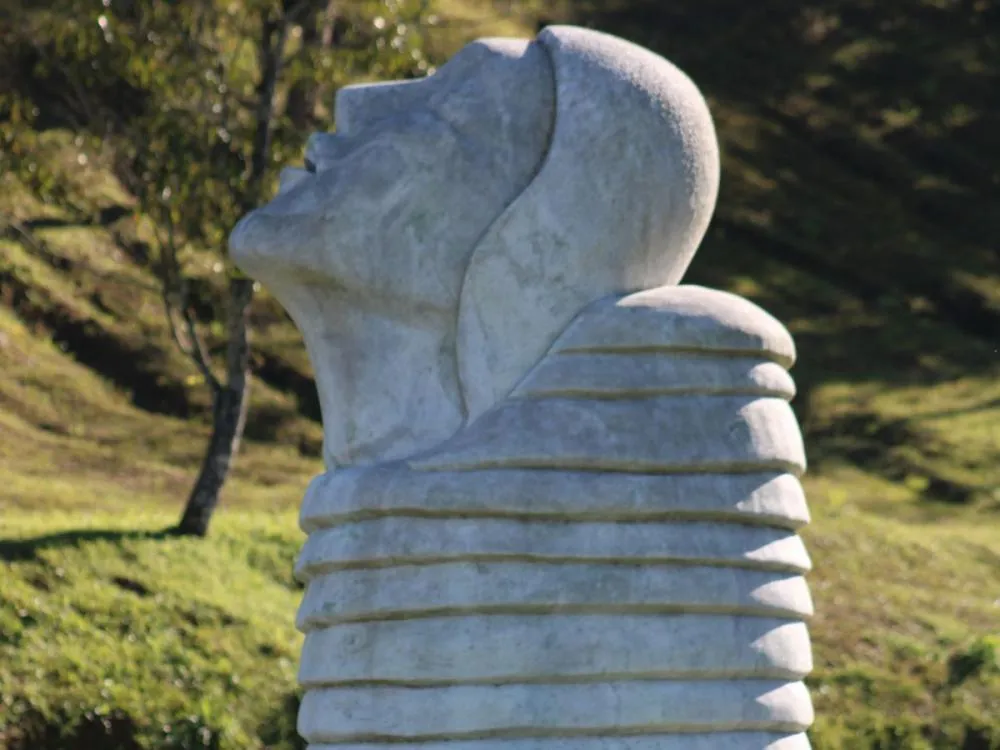 Maior parque de esculturas a céu aberto da América do Sul encanta visitantes em Brusque