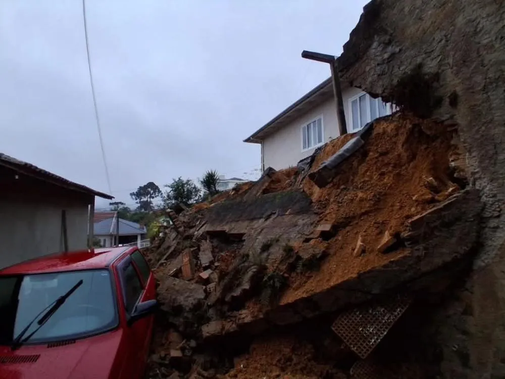 Defesa Civil atende deslizamentos e queda de muro em Taió após alto volume de chuvas